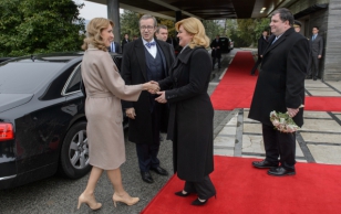 Ametlik tervitustseremoonia Horvaatia presidendi kantselei ees. Meid tervitavad Horvaatia Vabariigi president Kolinda Grabar-Kitarović ja tema abikaasa Jakov Kitarović.