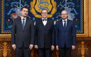 Esimese astme kohtunikuks nimetatud Janek Laidvee, president Toomas Hendrik Ilves ja Riigikohtu esimees Priit Pikamäe.