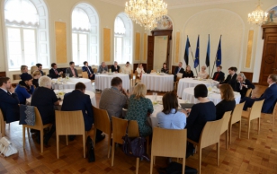 Euroopa Liidu asjade komisjon kutsus aasta pärast Euroopa rändekriisi puhkemist kokku mõttehommiku, et otsida lahendusi rändevoogude ohjeldamiseks Euroopa Liidu tasandil ja arutada Eesti võimalusi rändekriisi leevendamisele kaasaaitamiseks.