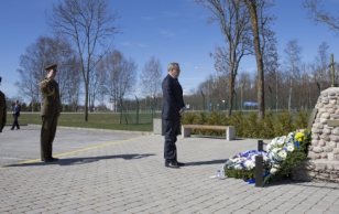 President Toomas Hendrik Ilves asetas Camp Bastionist Paldiskisse toodud mälestusmärgi juurde lilled.