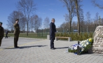 President Toomas Hendrik Ilves asetas Camp Bastionist Paldiskisse toodud mälestusmärgi juurde lilled.