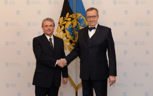 Sloveenia Vabariigi suursaadik Robert Krmelj ja president Toomas Hendrik Ilves.