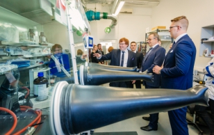 President Toomas Hendrik Ilves külastas maailmas unikaalse võimsusega energiasalvesteid tootvat Eesti firmat Skeleton Technologies OÜ. Ettevõte avas oma superkondensaatorite tootmisliini esimese seadme.