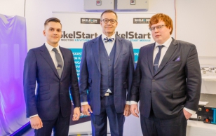 President Toomas Hendrik Ilves külastas maailmas unikaalse võimsusega energiasalvesteid tootvat Eesti firmat Skeleton Technologies OÜ. Ettevõte avas oma superkondensaatorite tootmisliini esimese seadme.