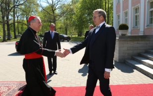 President Toomas Hendrik Ilves kohtus Eestis riigivisiidil viibiva Püha Tooli riigisekretäri kardinal Pietro Paroliniga.