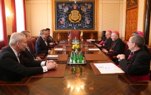 President Toomas Hendrik Ilves kohtus Eestis riigivisiidil viibiva Püha Tooli riigisekretäri kardinal Pietro Paroliniga.