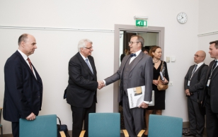 President Toomas Hendrik Ilves ja Poola välisminister Witold Waszczykowski arutasid kohtumisel kahte riiki oluliselt ühendavatel teemadel nagu NATO Varssavi tippkohtumise ettevalmistus ja Euroopa Liidu naabruses toimuv.