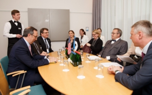 President Ilves kohtus Lennart Meri konverentsi serval USA delegatsiooniga. Jagati optimismi, et Varssavi NATO tippkohtumisel võetakse vastu otsus meie regiooni julgeoleku tugevdamiseks.