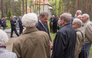 President Niinistö asetas riigivisiidi raames pärja Soomepoiste mälestusmärgile Metsakalmistul.