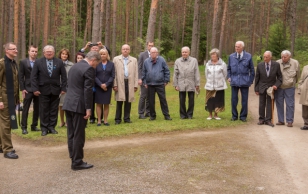 President Niinistö asetas riigivisiidi raames pärja Soomepoiste mälestusmärgile Metsakalmistul.