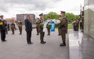 President Niinistö asetas riigivisiidi raames pärja Vabadussõja võidusamba jalamile.