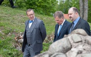 Jalutuskäik Viljandi lossimägedes. Pildil paremal Viljandi linnapea Ando Kiviberg.