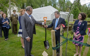 Soome president Sauli Niinistö ja Jenni Haukio külastasid ka Ärma talu Viljandimaal. Külaskäiku jääb meenutama ühiselt istutatud pihlakas.