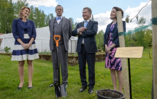 Soome president Sauli Niinistö ja Jenni Haukio külastasid ka Ärma talu Viljandimaal. Külaskäiku jääb meenutama ühiselt istutatud pihlakas.