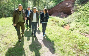 Soome president Sauli Niinistö, kelle hobi on looduse pildistamine, käis täna Paistu looduskaitsealal Loodi põrguorus, kus talle oli teenäitajaks bioloog ja loodusfotograaf Urmas Tartes.