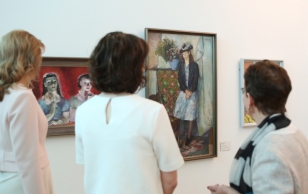 Soome riigipea abikaasa Jenni Haukio ja Ieva Ilves külastasid KUMU kunstimuuseumi.
