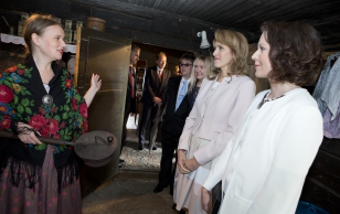 Soome riigipea abikaasa Jenni Haukio ja Ieva Ilves külastasid Viimsi Vabaõhumuuseumi.