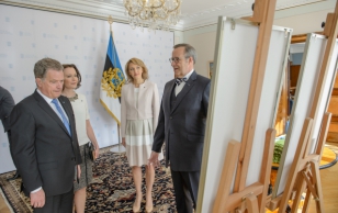 Soome presidendi Sauli Niinistö ja tema abikaasa Jenni Haukio ametlik tervitustseremoonia Kadriorus. Kingituste vahetamine.