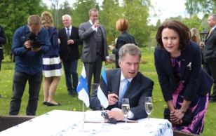 Soome president Sauli Niinistö ja Jenni Haukio külastasid ka president Ilvese kodutalu Ärmal, Viljandimaal.