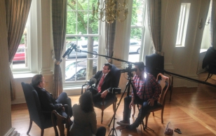 President Toomas Hendrik Ilves andis Eesti saatkonnas Washingtonis intervjuu USA avalik-õiguslikule telekanalile PBS, kus ta rääkis USA avalikkusele Eestist ja sellest miks on oluline rohkem tähelepanu pöörata Läänemere regioonile.