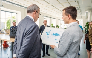 President Toomas Hendrik Ilves ja Ieva Ilves külastasid Eesti juurtega ettevõtet Planet OS, mis ehitab maailma suurimat andmebaasi keskkonna ja georuumi andmete jaoks. Planet OS kontorid asuvad Tallinnas ja Räniorus.