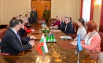 President Toomas  Hendrik Ilves tervitas Kadriorus Bulgaaria parlamendi spiikrit Tsetska Tsacheva't, samuti parlamendiliikmeid nii valitsus- kui ka opositsiooni erakondadest.