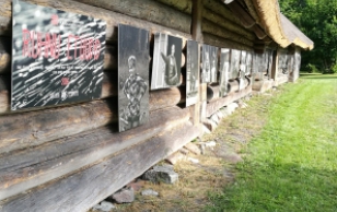President Ilves avas Rannarootsi muuseumi hallatava Korsi talu kompleksi 41 meetri pikkuse maja seinal fotonäituse ''Ruhnu etüüdid'', kus on eksponeeritud sel kevadel Haapsalu fotoklubi poolt tehtud pildid saare elanikest.