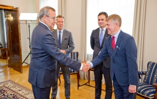 President Ilves kohtus Telia Company presidendi ja juhi Johan Dennelindi ning Telia Eesti juhi Dan Strömbergiga. Arutati e-ühiskonna arengu võimalusi ja valukohti ning milline võiks olla era- ja avaliku sektori koostöö riikide konkurentsivõime tagamisel.