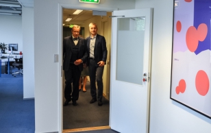 President Ilves külastas ettevõtte Pocopay Tallinna kontorit. Tegemist on uue ajastu mobiilipangaga, kus ülekanded toimivad lausa sekundiga. Pocopay asutasid Indrek Neivelt, Linnar Viik ja Tea Trahov.