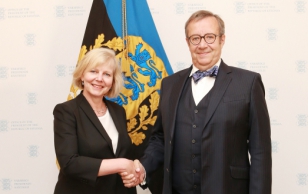 Hollandi suursaadik Karen van Stegeren ja president Toomas Hendrik Ilves.