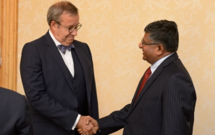 India justiits- ja IT-asjade minister Ravi Shankad Prasad ja president Ilves arutasid kahe riigi koostööd, tõdedes ühiselt, et hoolimata riikide erinevast suurusest on Eesti ja India digiarengut puudutavates küsimustes ülimalt sarnaste hoiakutega.