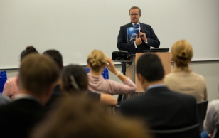 President Ilves tutvustas EASi ja Microsofti ühisseminaril ''Digital Transformation in Government: Hype or Reality – The Case of Estonia'' Eesti e-lugu, lähemalt e-valimistest, ID-kaardist, digiretseptist ja paljudest teistest e-teenustest.