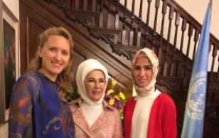 Ieva Ilves koos Türgi presidendi abikaasa Emine Gülbarani ja viimase tütrega.