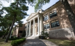 President Toomas Hendrik Ilves külastas New Jersey’s kunagist Leonia keskkooli hoonet, kus ta õppis aastatel 1968–1972.