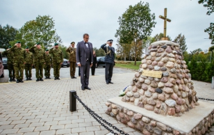 Scoutspataljoni ja Kalevi jalaväepataljoni külastus. President Toomas Hendrik Ilves asetas langenud kaitseväelaste mälestuseks Camp Bastioni mälestusmärgi jalamile lilled.