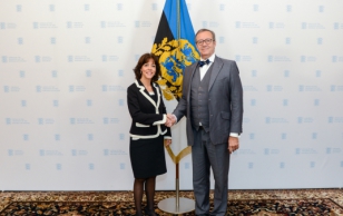 Prantsuse Vabariigi suursaadik Claudia Delmas-Scherer ja president Toomas Hendrik Ilves.