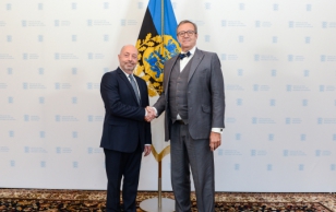 Iisraeli Riigi suursaadik Dov Segev-Steinberg ja president Toomas Hendrik Ilves.